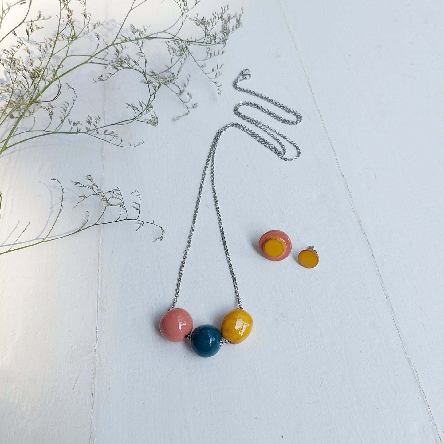 Collana da donna con tre perle rosa, verde, giallo e catena