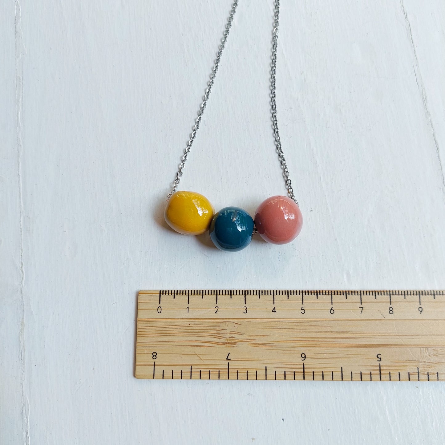 Collana da donna con tre perle rosa, verde, giallo e catena