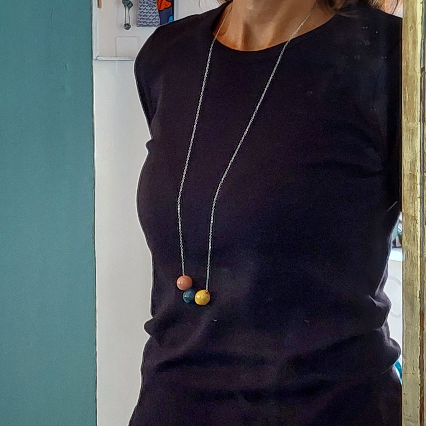 Collana da donna con tre perle rosa, verde, giallo e catena