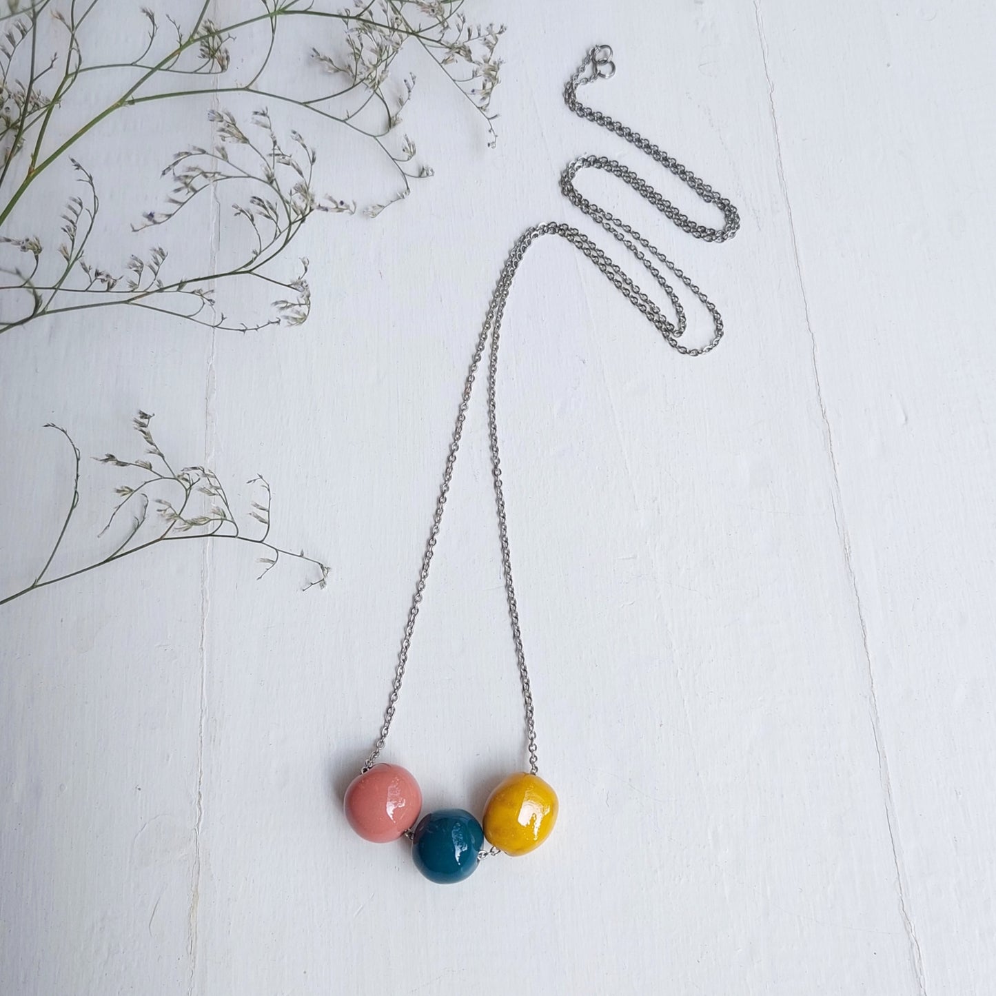 Collana da donna con tre perle rosa, verde, giallo e catena