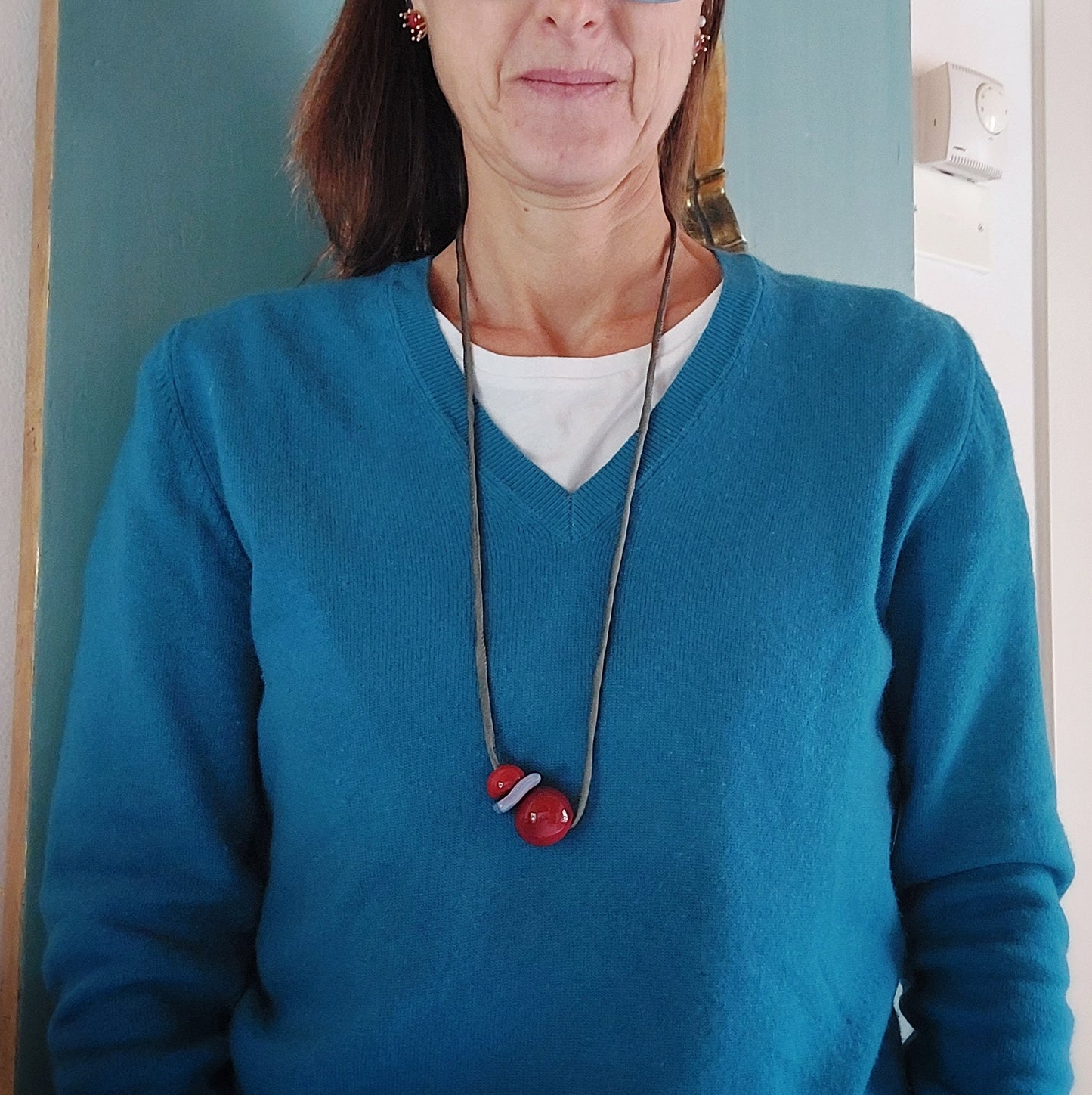 Collana da donna con tre perle in ceramica rossa e azzurra con laccio in seta