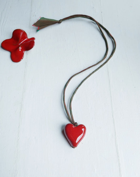 Collana "A metterci il cuore" da donna con cuore in ceramica rossa e laccio in seta verde