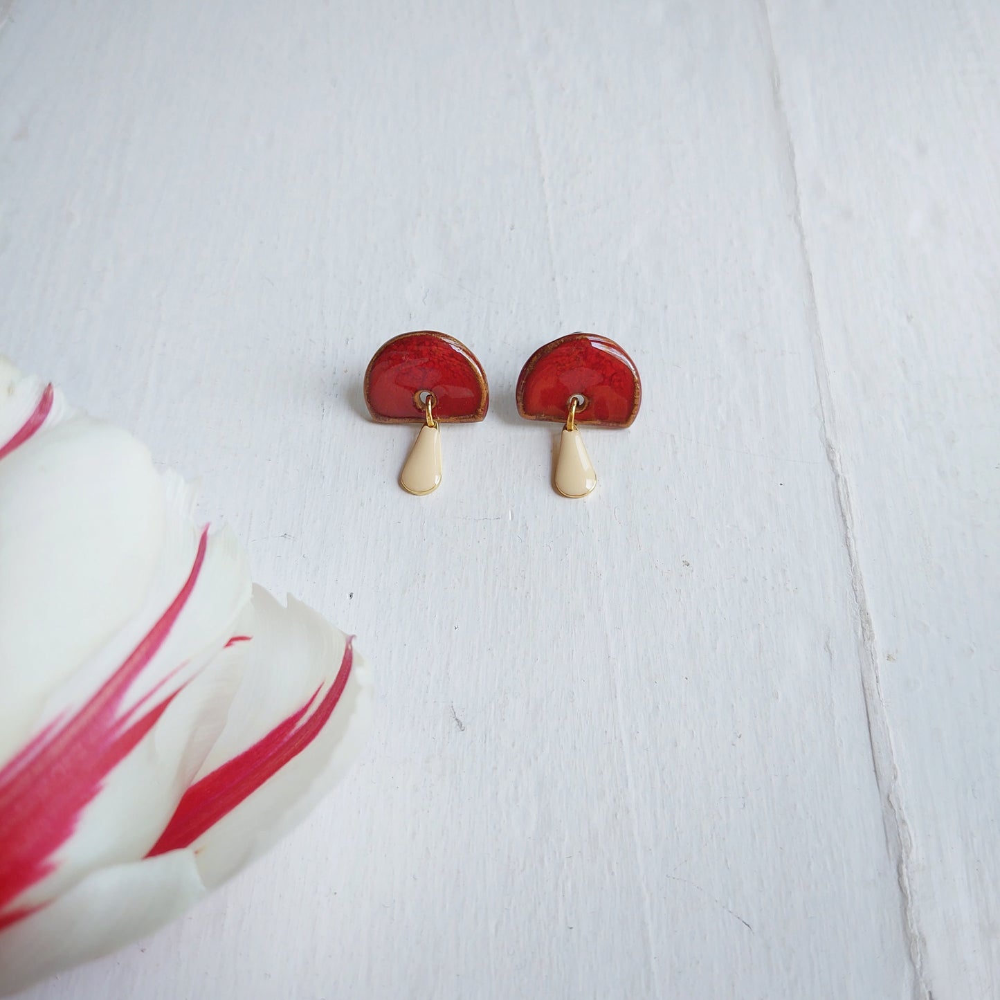 Orecchini Petali in ceramica arancione con accessorio smaltato bianco in 6 varianti colore