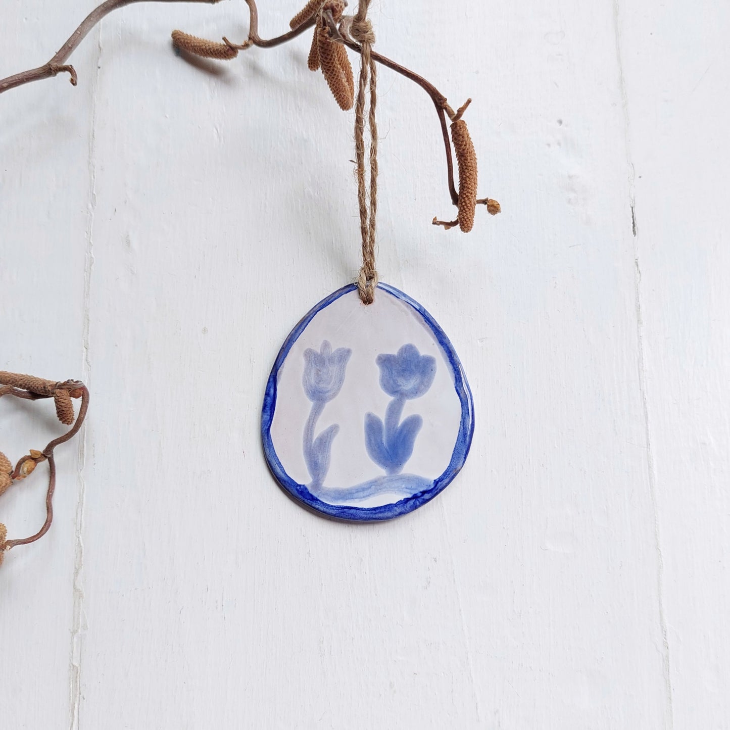 Uova in ceramica bianca e blu