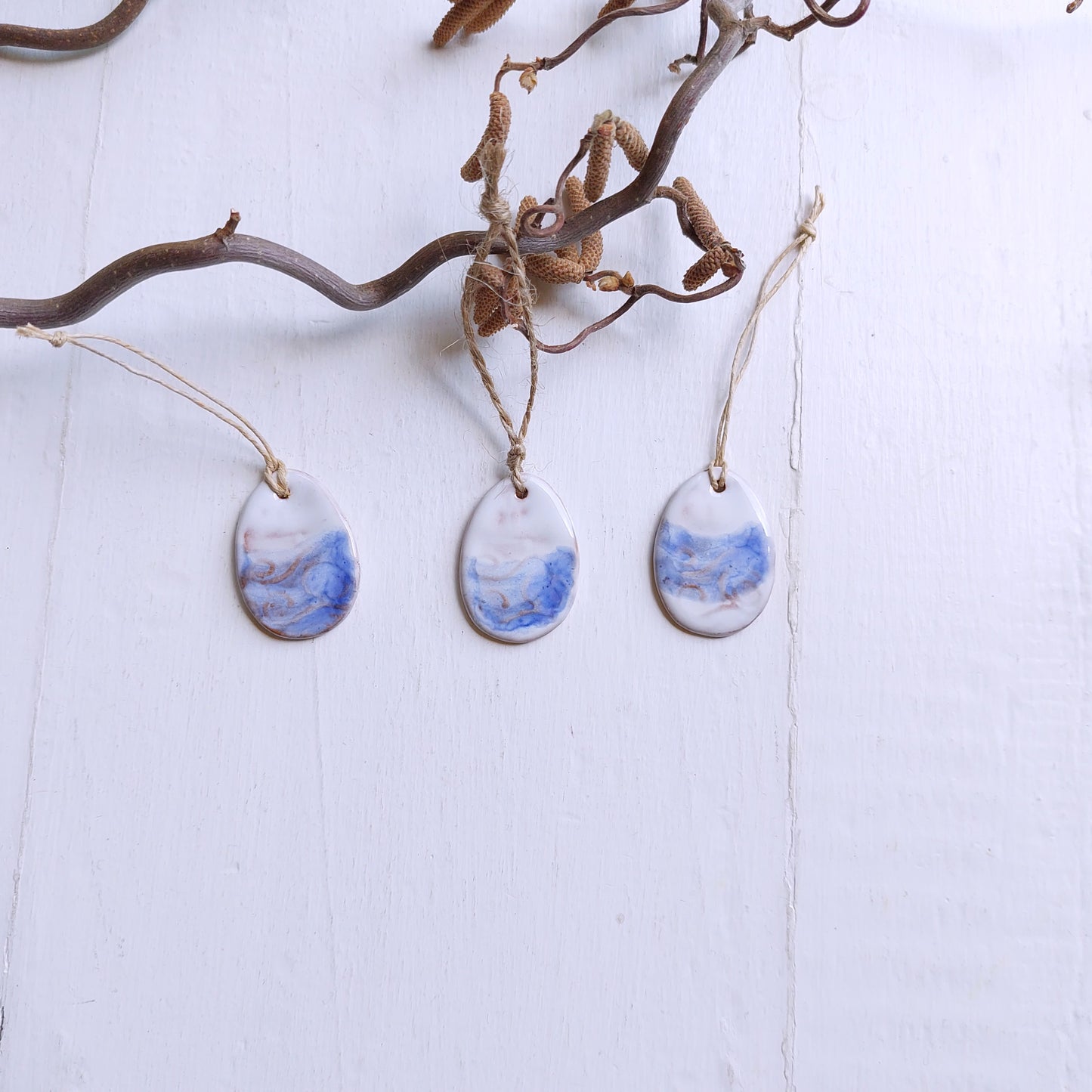 Uova piccole bianchi e blu in ceramica