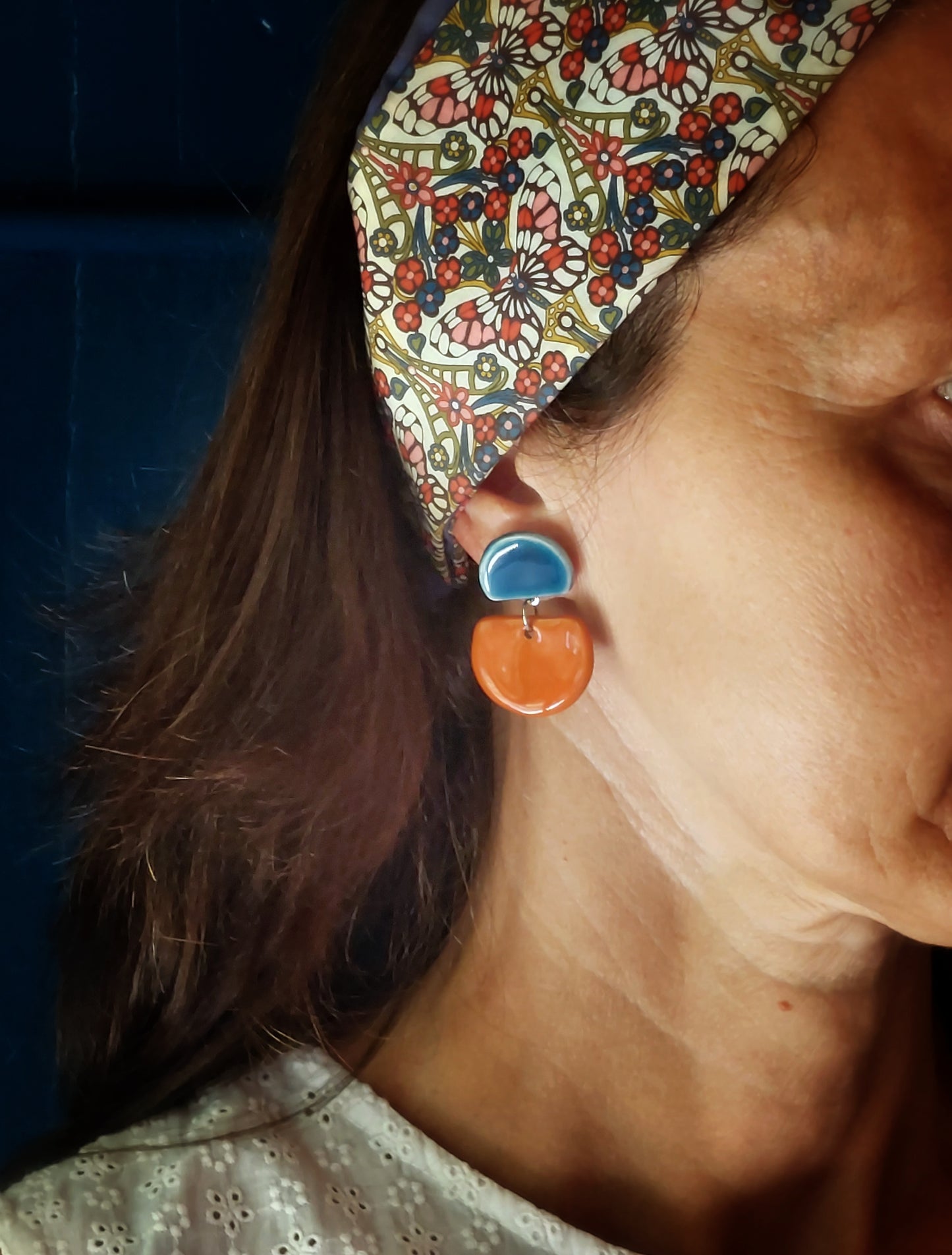 Orecchini pendenti Lune in ceramica arancione e blu in tre varianti colore