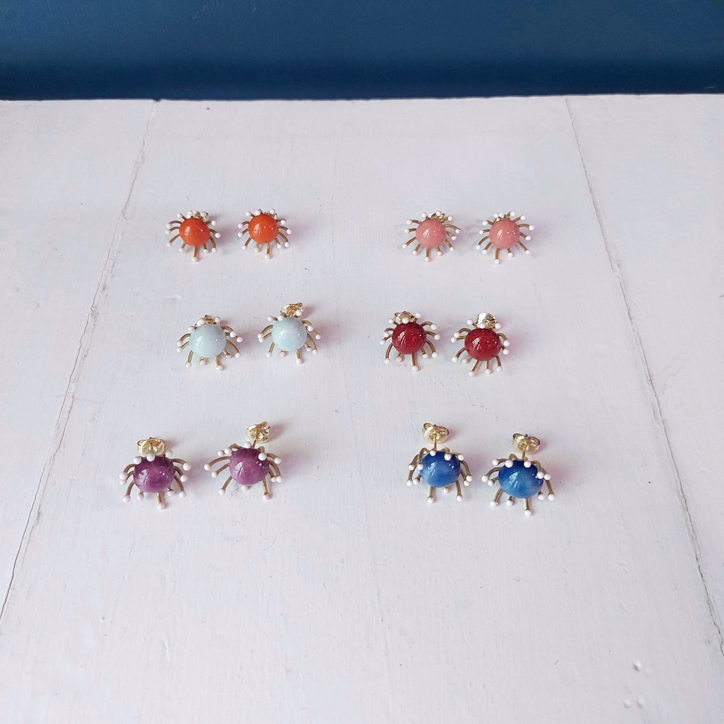 Orecchini Piccoli Raggi in ceramica azzurra con base color oro in 6 varianti colore