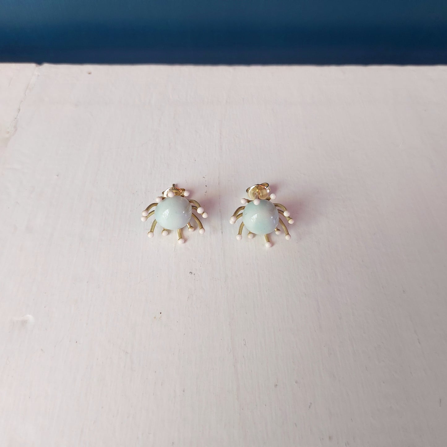 Orecchini Piccoli Raggi in ceramica azzurra con base color oro in 6 varianti colore
