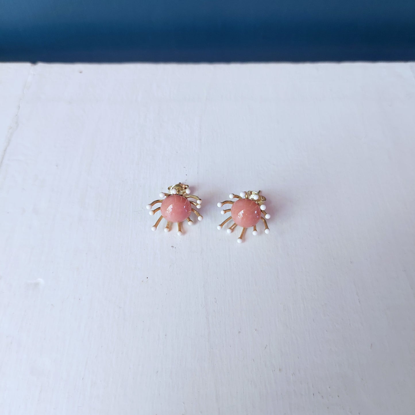 Orecchini Piccoli Raggi in ceramica azzurra con base color oro in 6 varianti colore