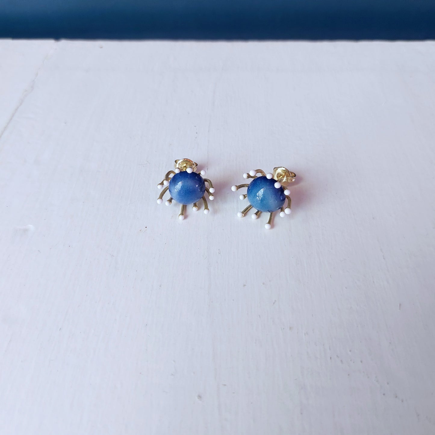 Orecchini Piccoli Raggi in ceramica azzurra con base color oro in 6 varianti colore