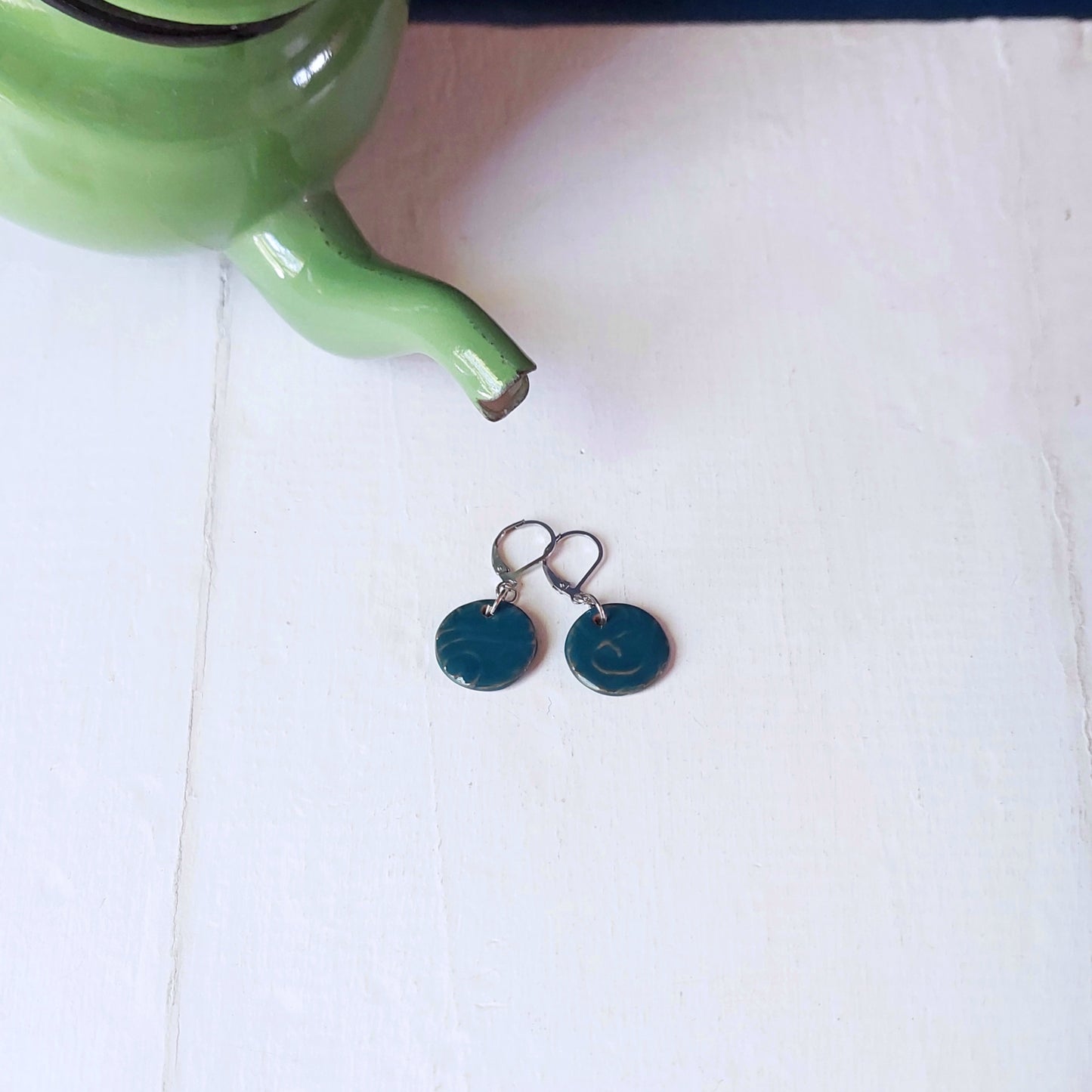 Orecchini pendenti Piccole Lune in ceramica color pervinca in sei varianti colore