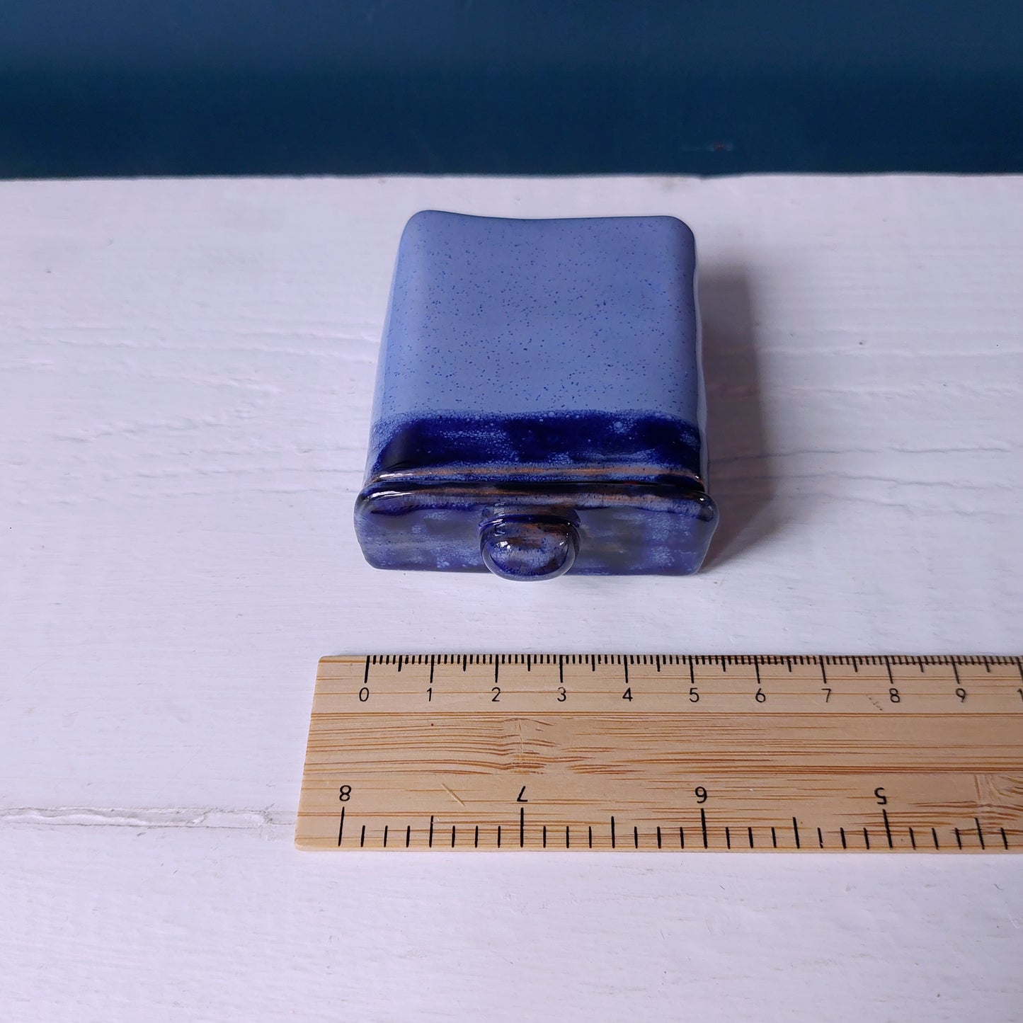 Sogno nel cassetto in ceramica azzurra, con foglio in ceramica bianca. Misura media.