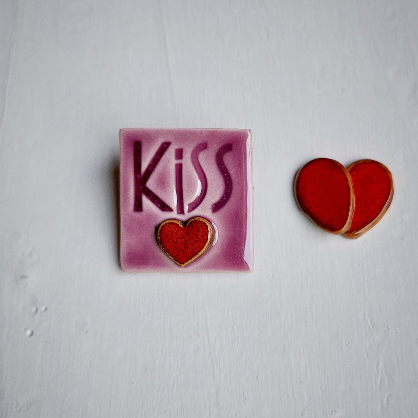 Spilla in ceramica con cuore e scritta Kiss