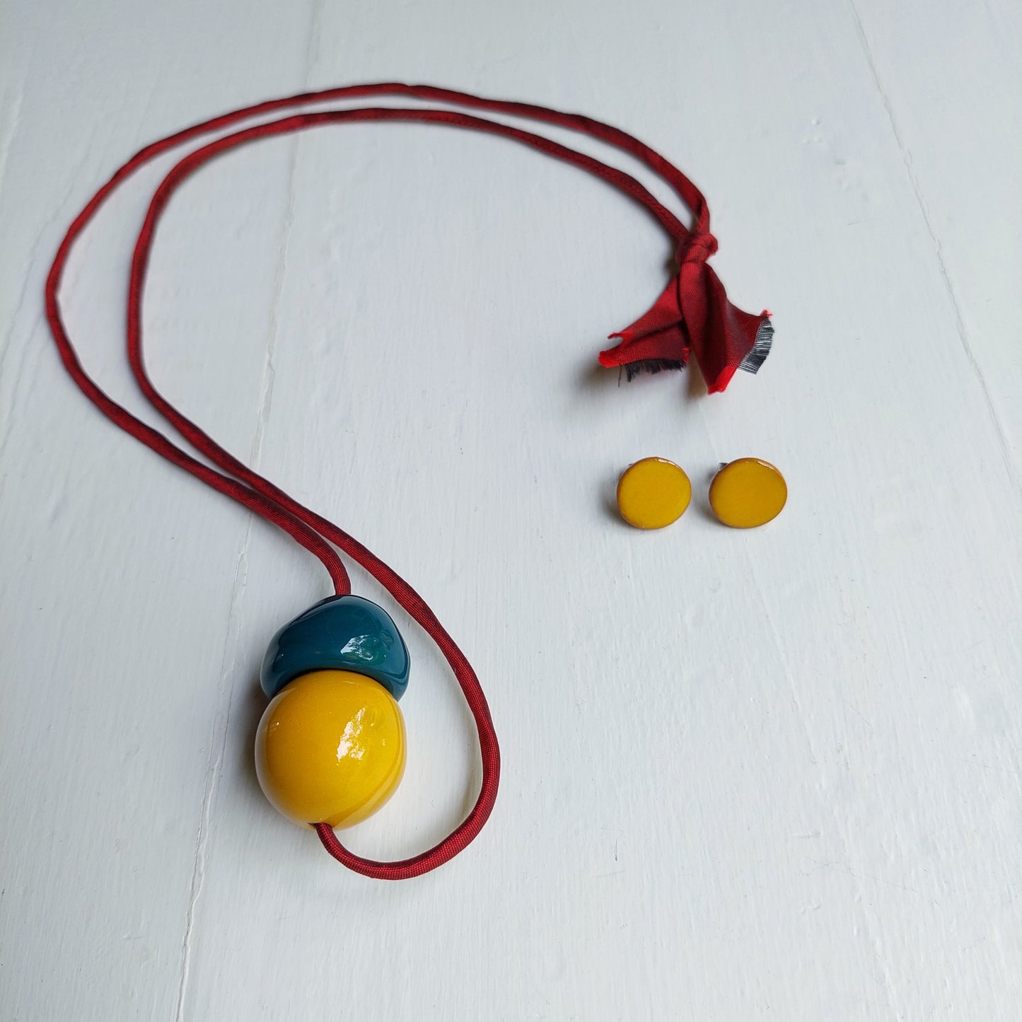 Collana da donna con due perle in ceramica e laccio in seta due varianti colore