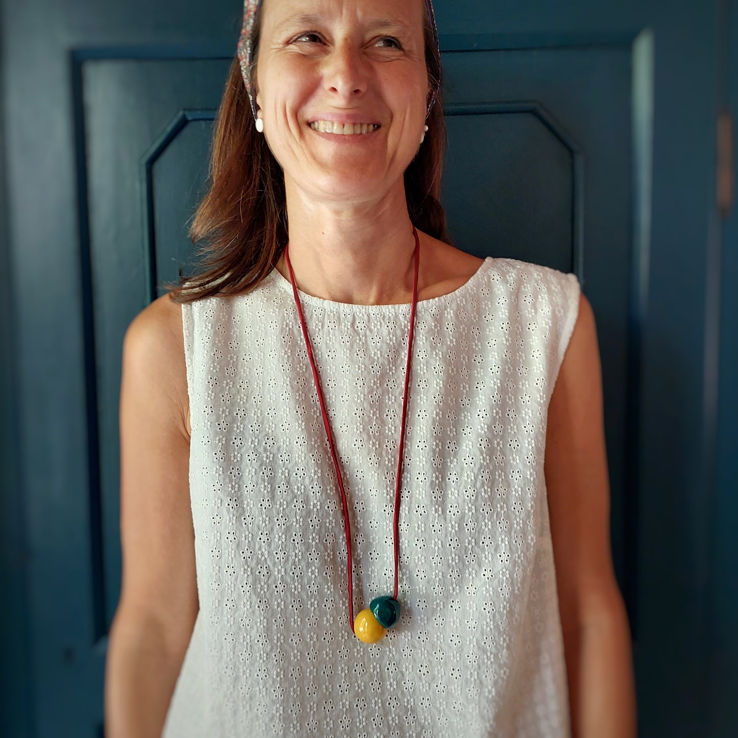 Collana da donna con due perle in ceramica e laccio in seta due varianti colore