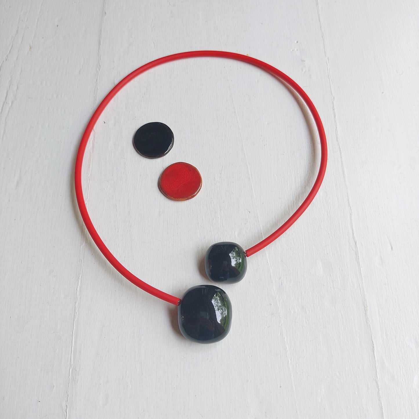 Collana "A metterci il cuore" da donna con cuore in ceramica rossa e laccio in seta verde