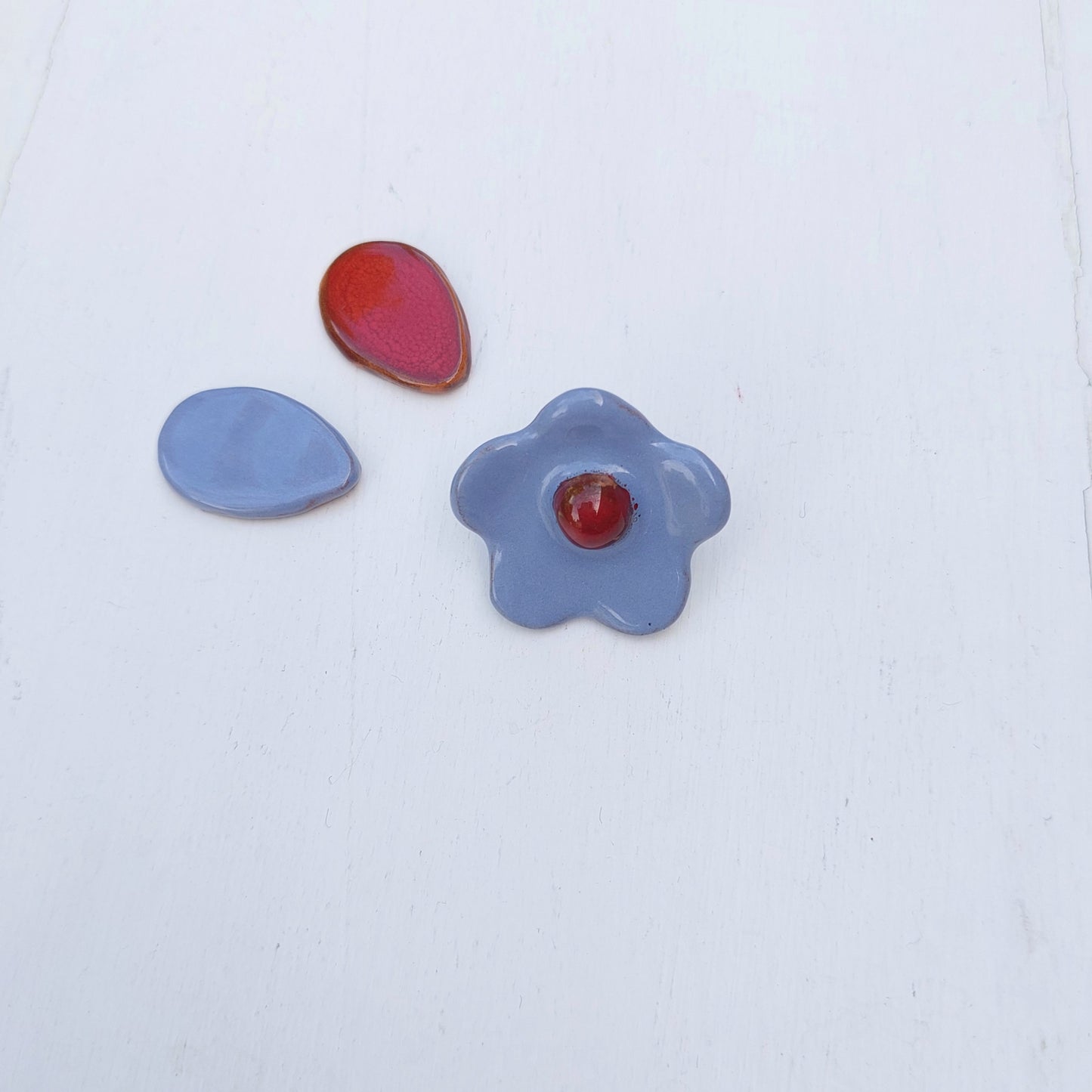 Spilla a fiore in ceramica azzurra e rossa