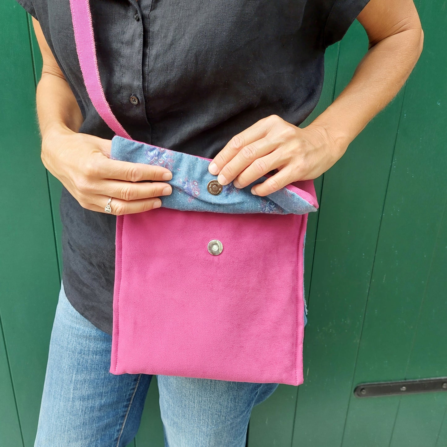 Borsetta in alcantara fucsia con tracolla e chiusura magnete
