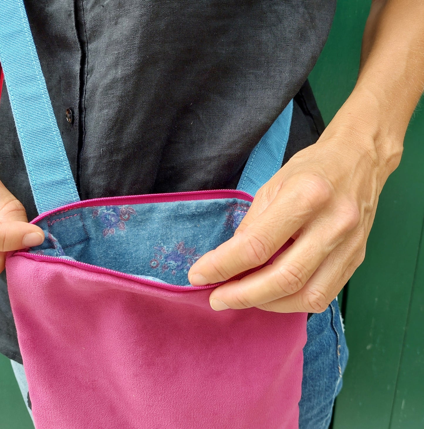Borsetta con cerniera in alcantara fucsia con tracolla