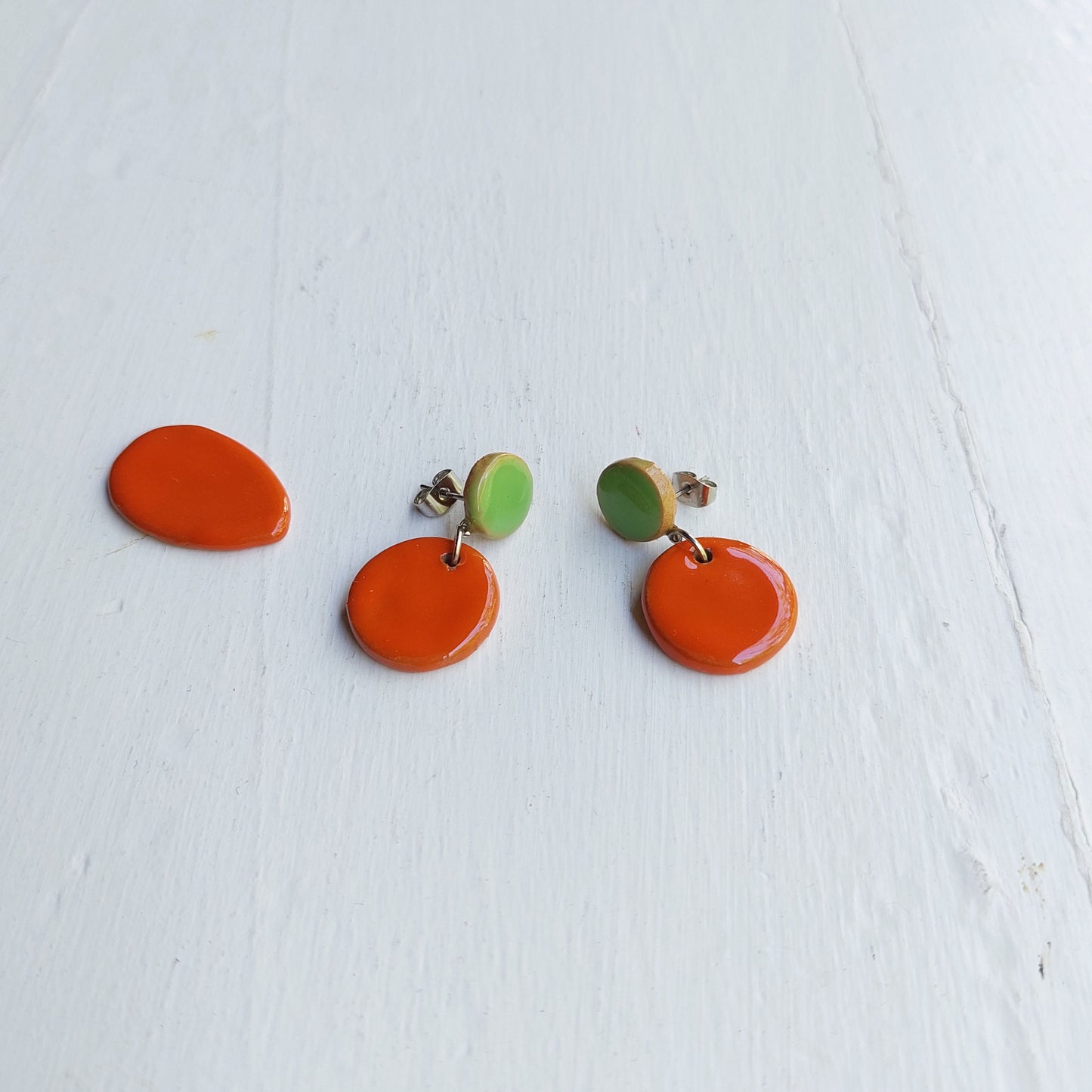 Orecchini Piccoli Mondi pendenti in ceramica verde petrolio e arancione, in tre varianti colori