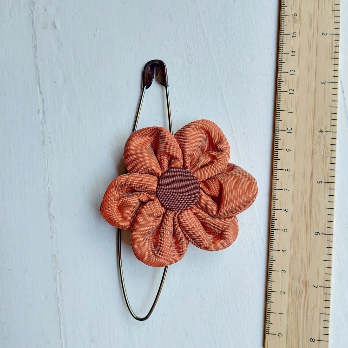 Spilla fiore in seta arancio mattone