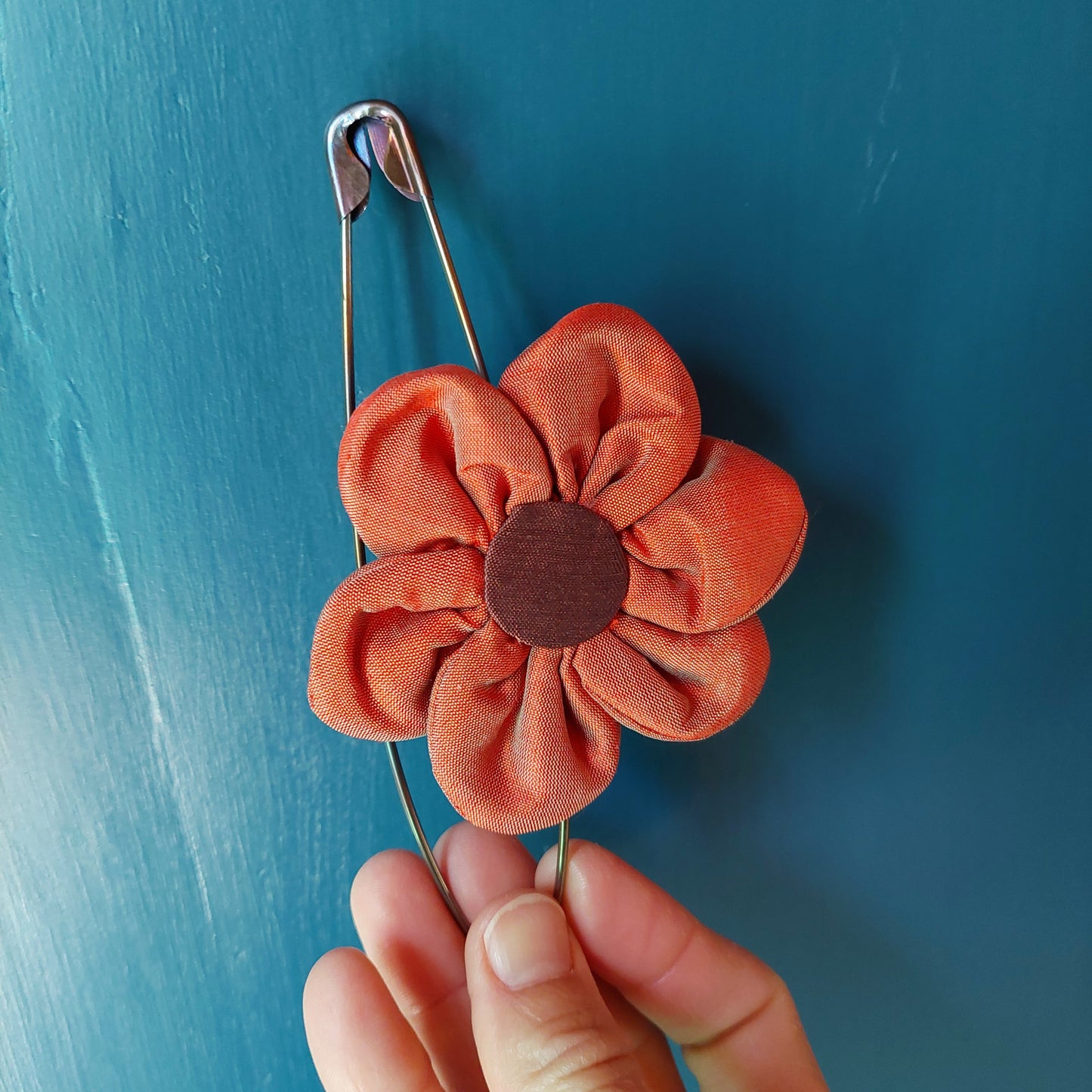 Spilla fiore in seta arancio mattone