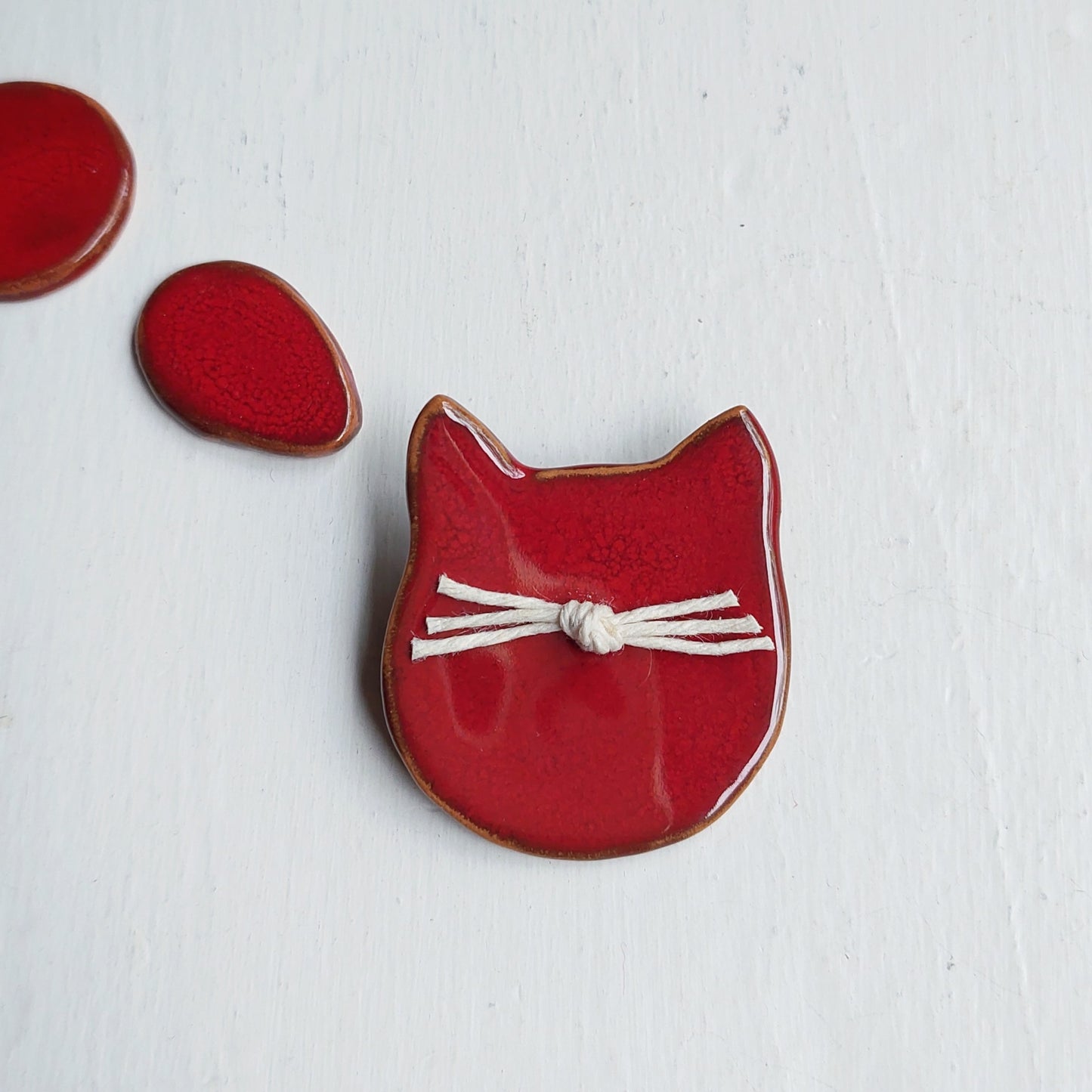 Spille gatti in ceramica rossa, in 3 varianti colore