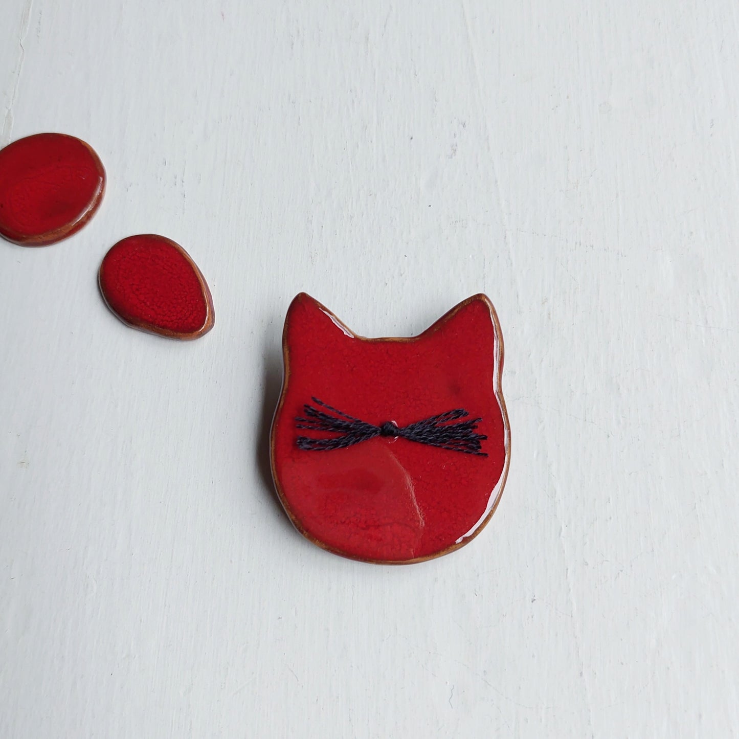 Spille gatti in ceramica rossa, in 3 varianti colore