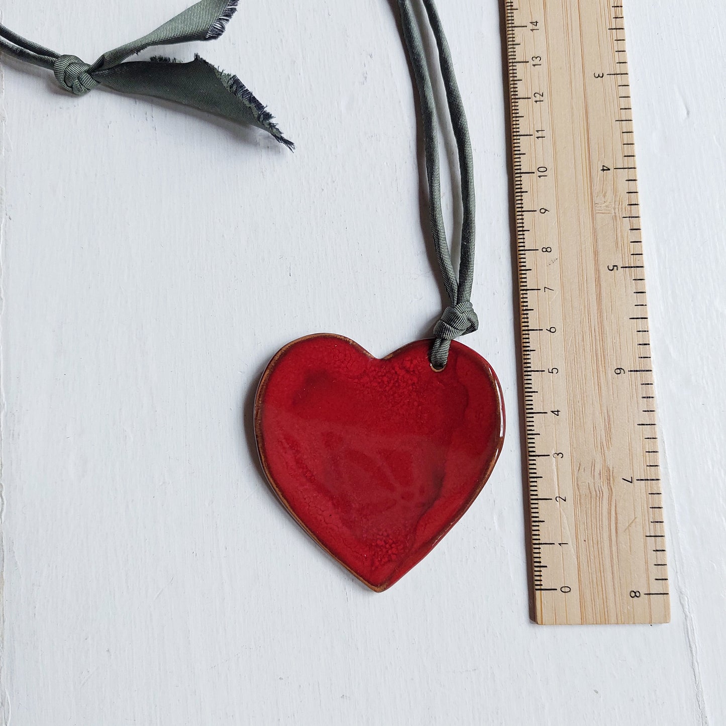 Collana da donna con cuore in ceramica rossa e laccio verde