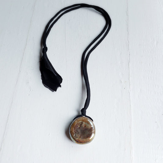 Collana da donna con perla in ceramica Raku e laccio in seta nera