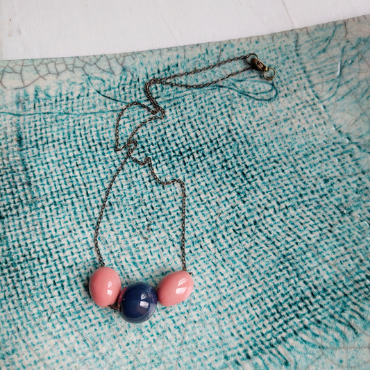 Girocollo da donna con 3 perle in ceramica rosa e blu con catena