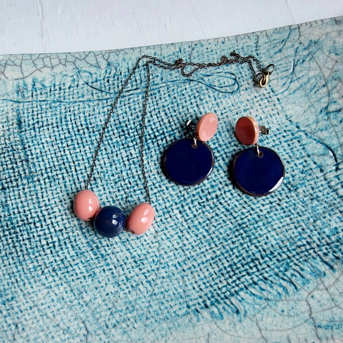 Girocollo da donna con 3 perle in ceramica rosa e blu con catena