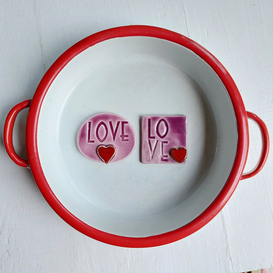 Magnete quadrato in ceramica con scritta Love e cuoricino