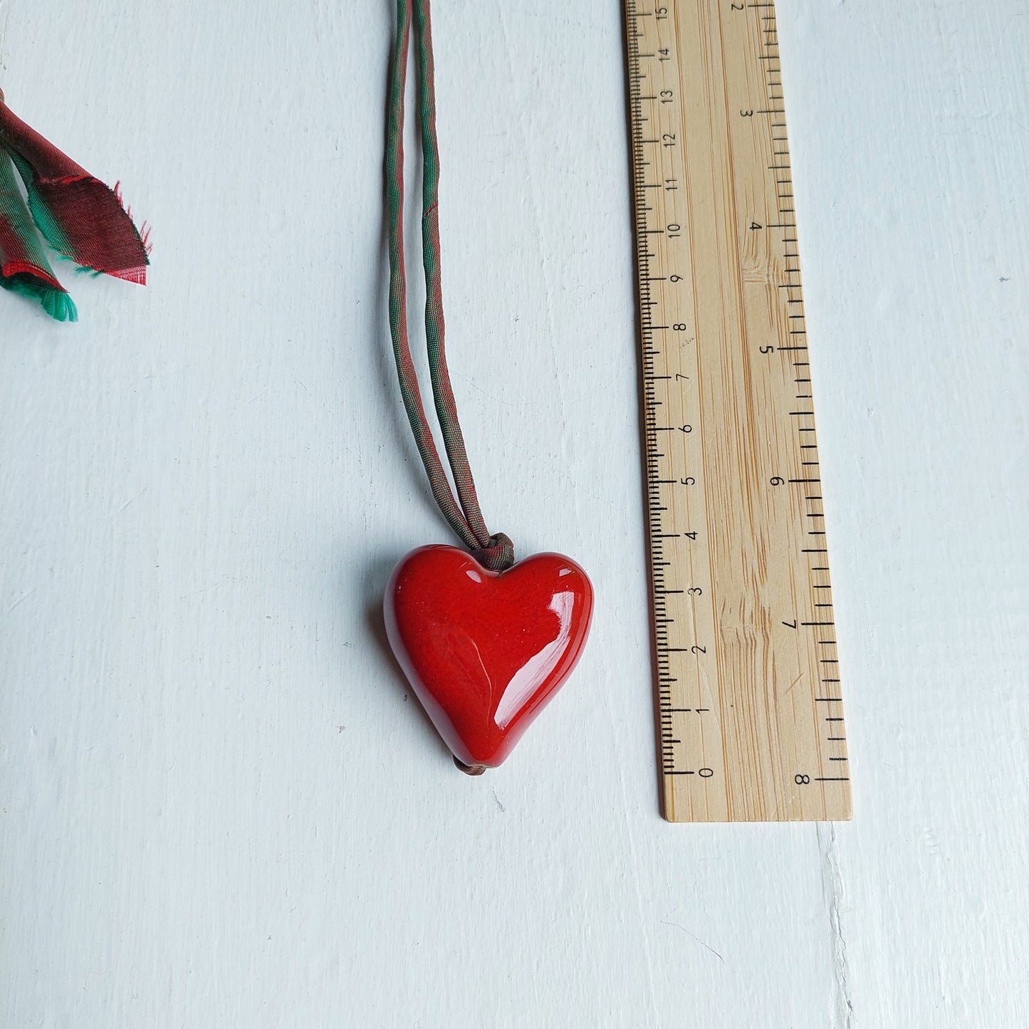 Collana "A metterci il cuore" da donna con cuore in ceramica rossa e laccio in seta verde