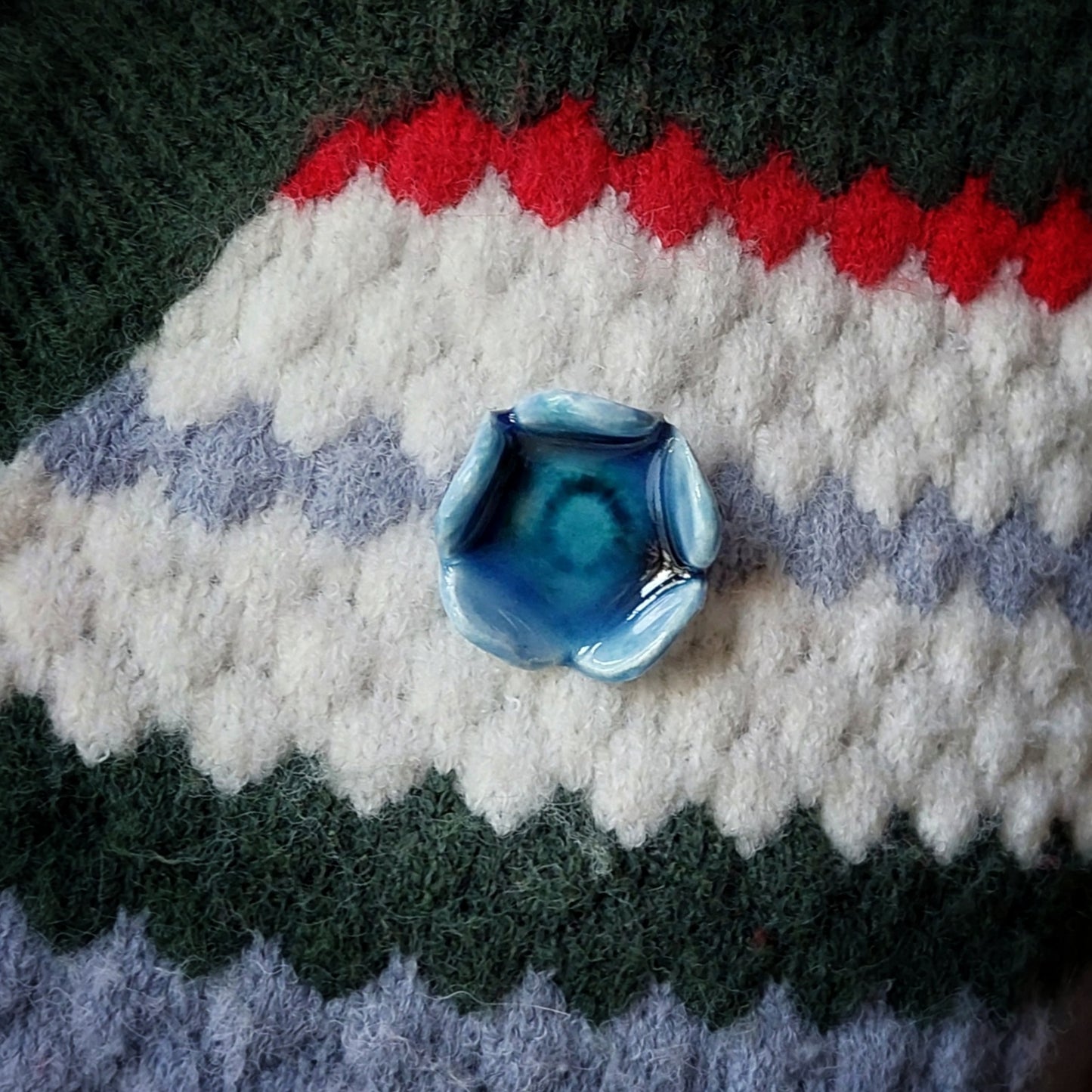 Spilla Fiorellino in ceramica azzurra