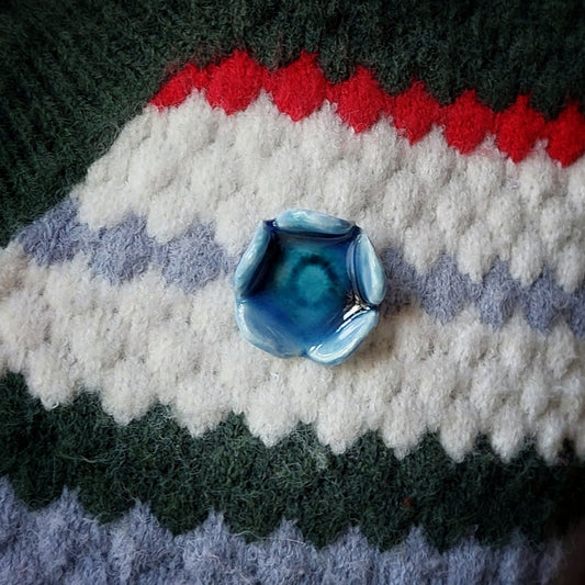 Spilla a fiore in ceramica azzurra
