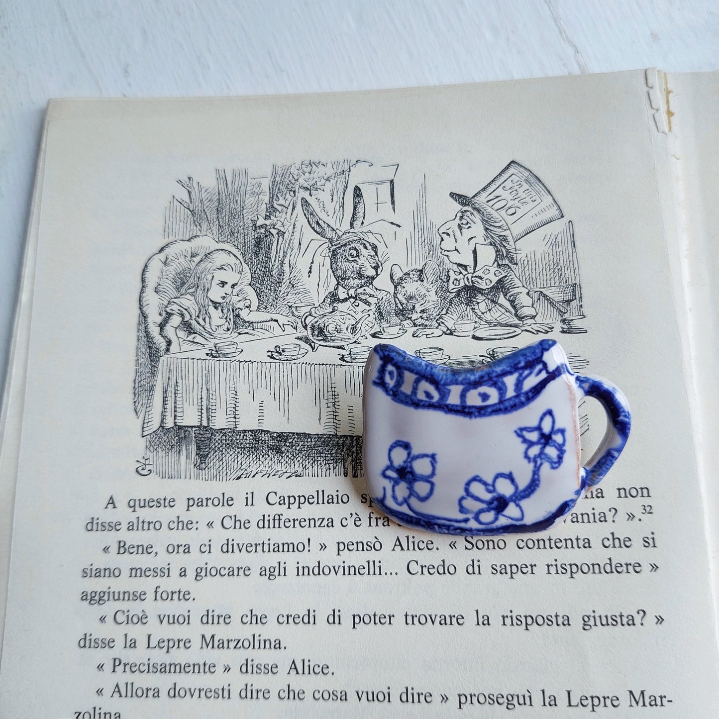 Spilla Tazzina in ceramica Alice nel Paese delle Meraviglie "È sempre l'ora del the"