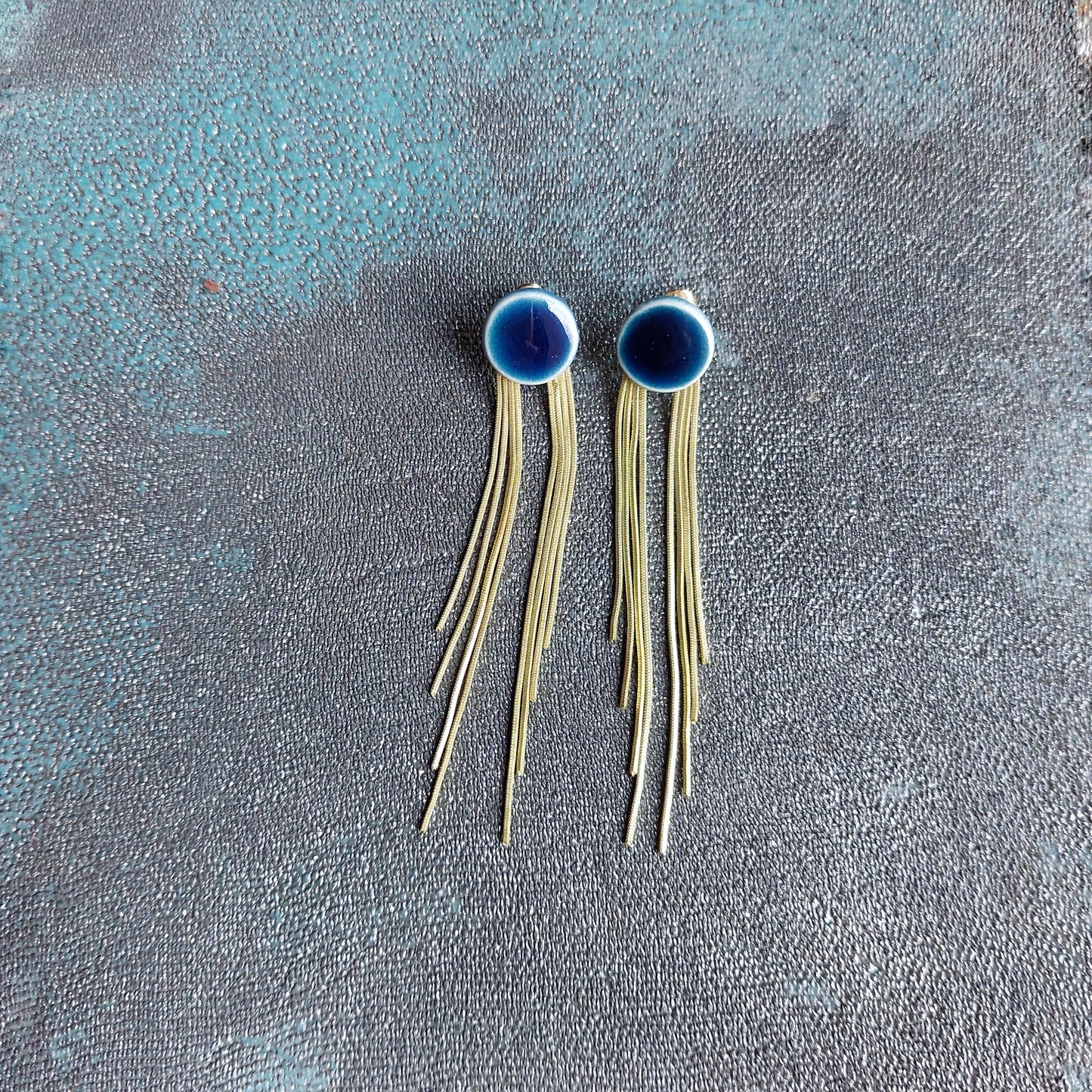 Orecchini lunghi in ceramica azzurra con base color oro in due varianti colore