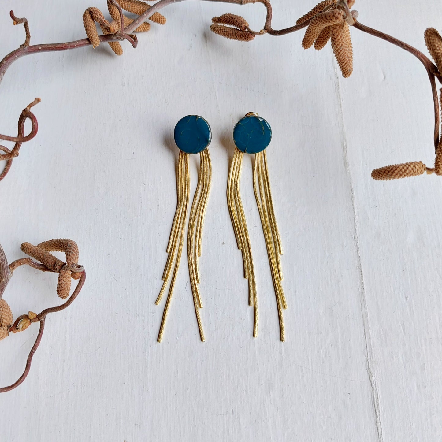 Orecchini lunghi in ceramica azzurra con base color oro in due varianti colore