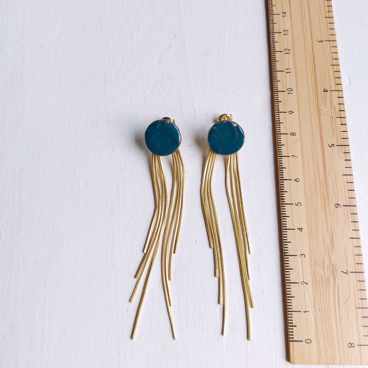 Orecchini lunghi in ceramica azzurra con base color oro in due varianti colore