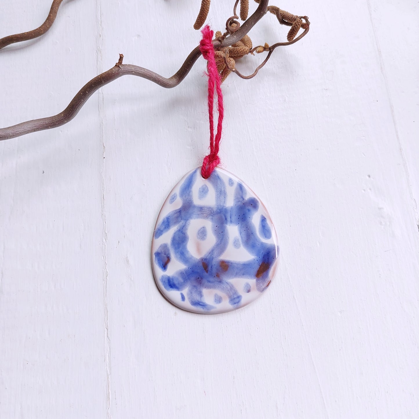 Uova in ceramica bianca e blu