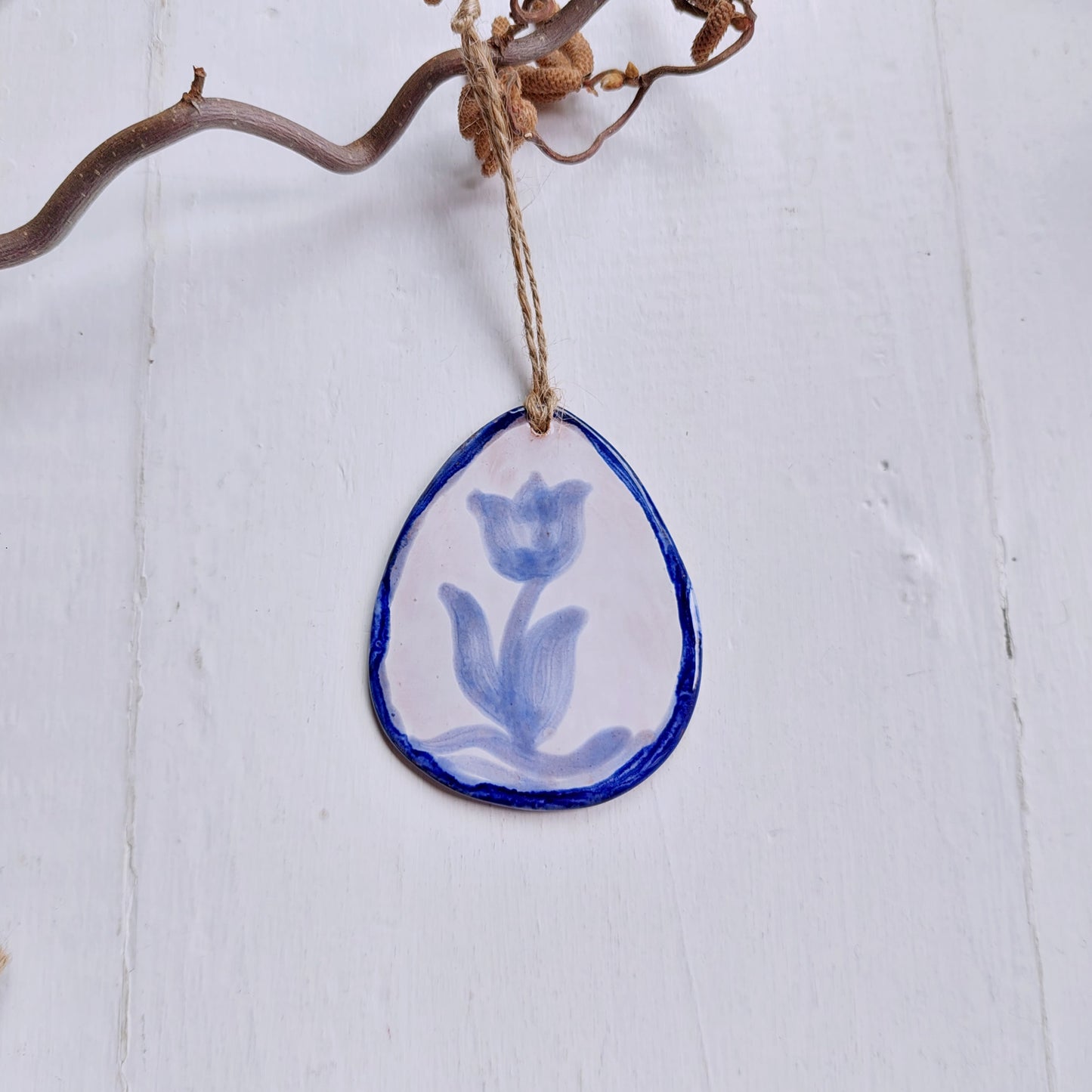 Uova in ceramica bianca e blu