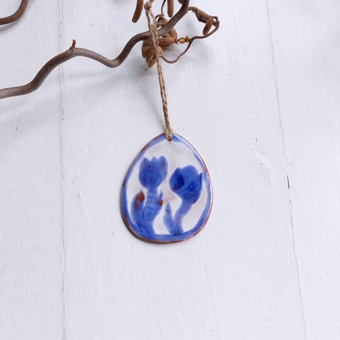 Uova in ceramica bianca e blu