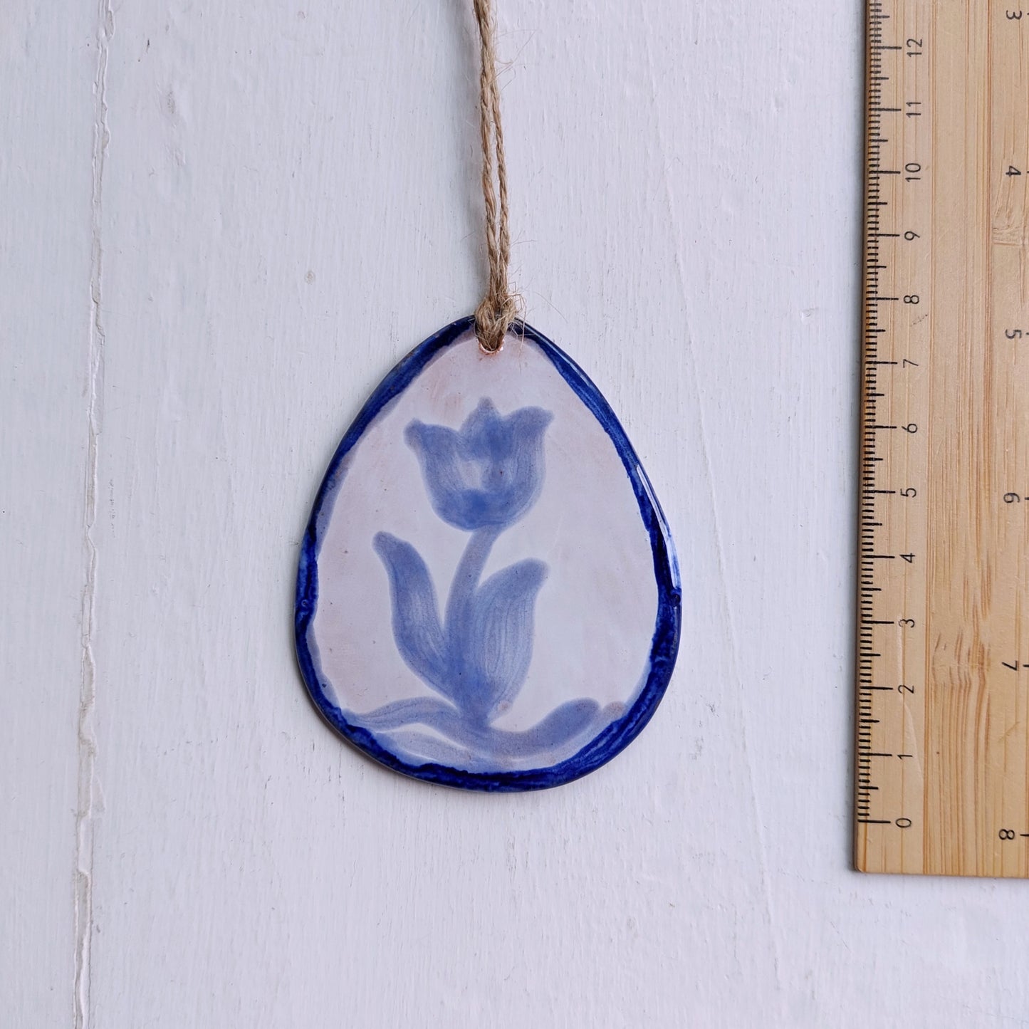Uova in ceramica bianca e blu