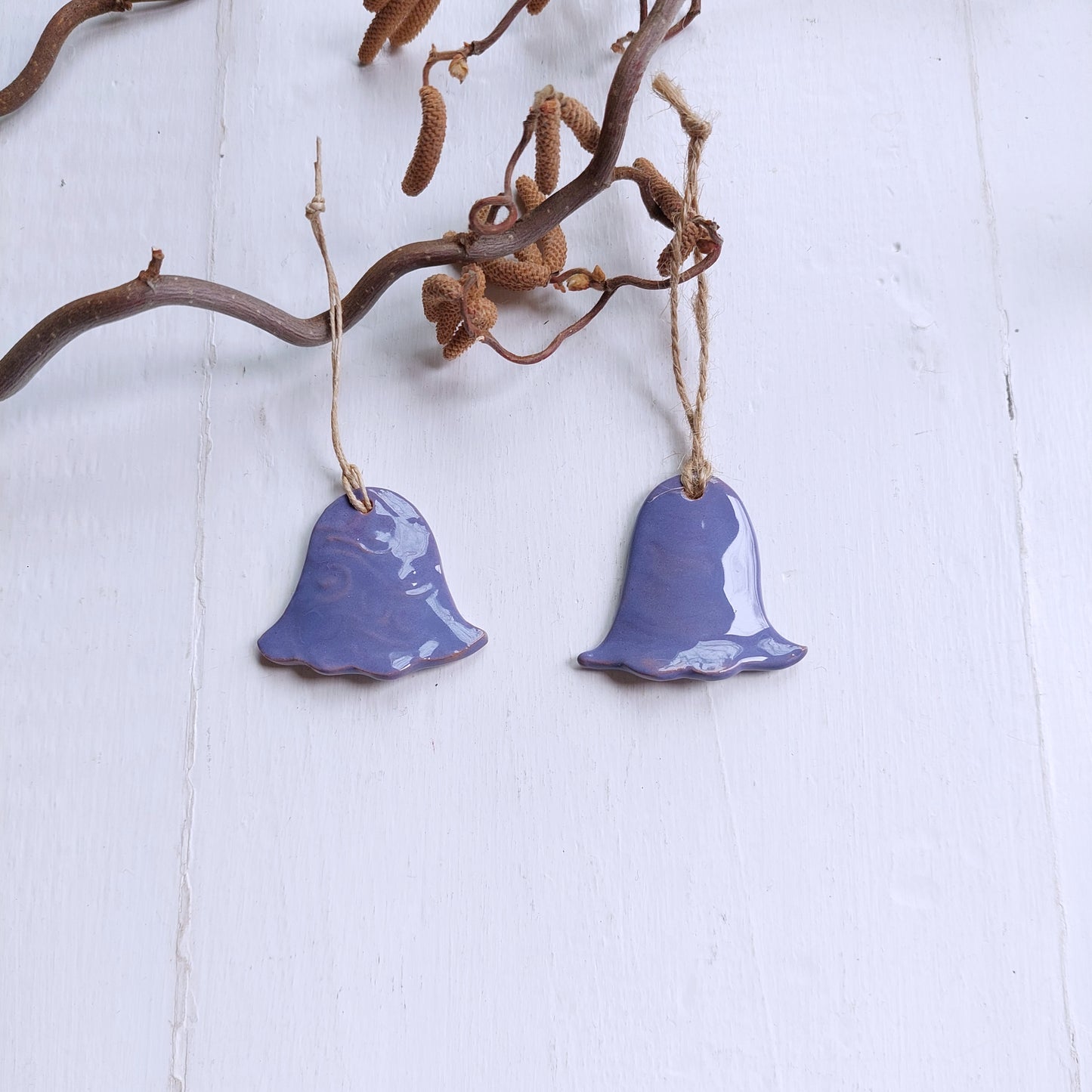 Campanelle in ceramica azzurro e rosa.