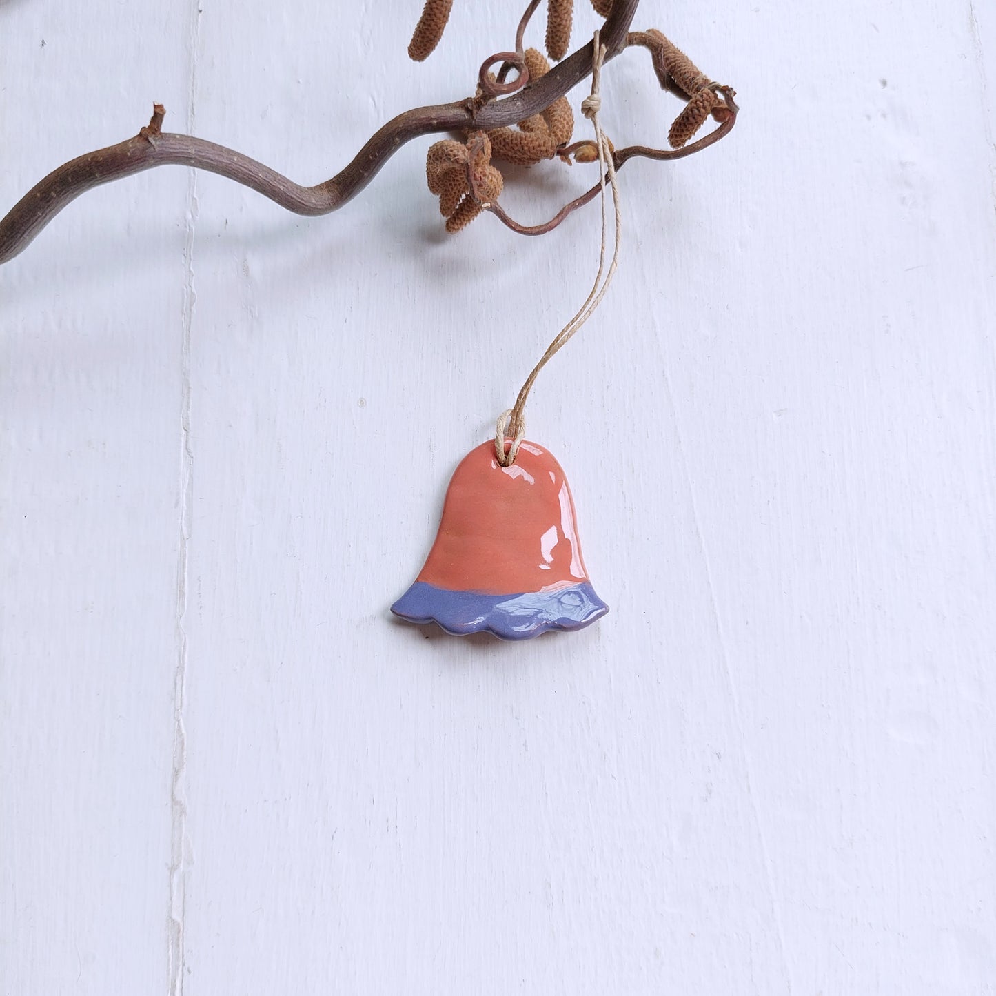 Campanelle in ceramica azzurro e rosa.