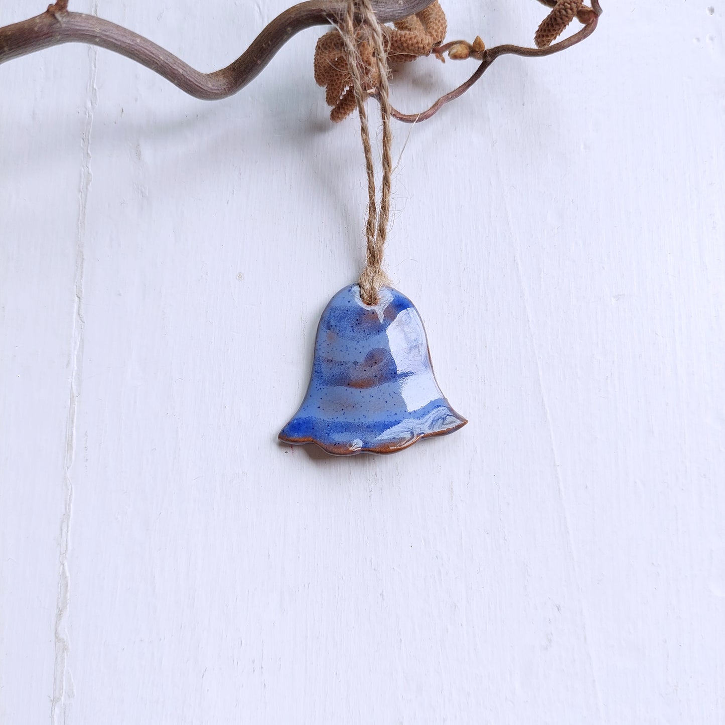 Campanelle in ceramica azzurro e rosa.
