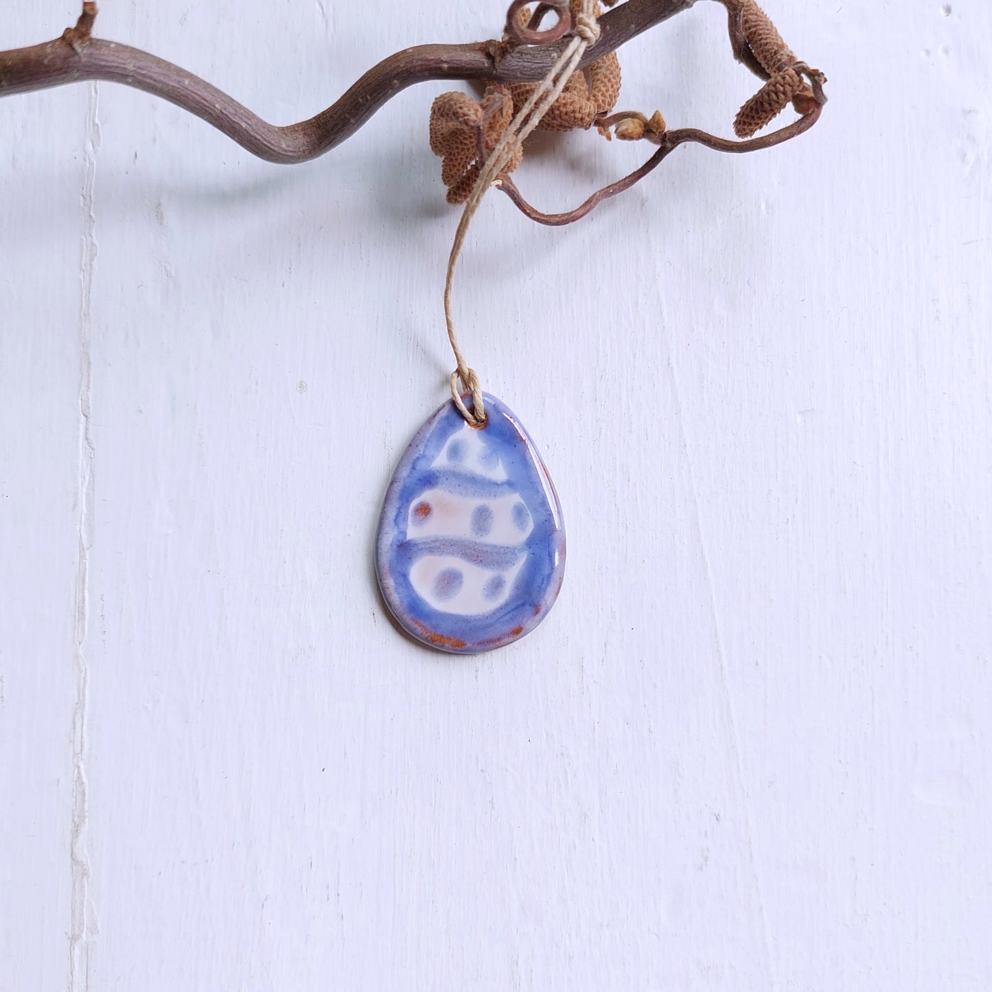 Uova in ceramica bianche e blu