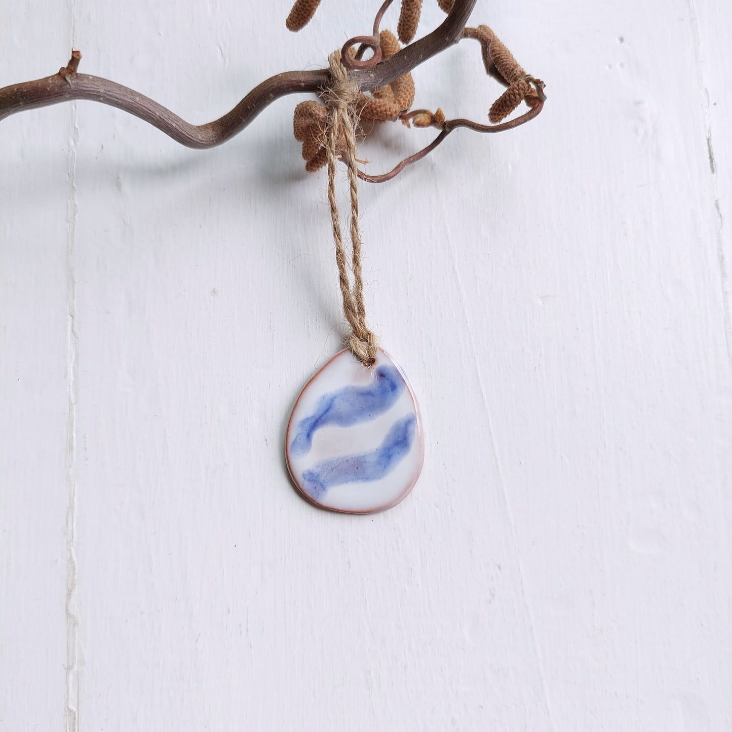 Uova in ceramica bianche e blu