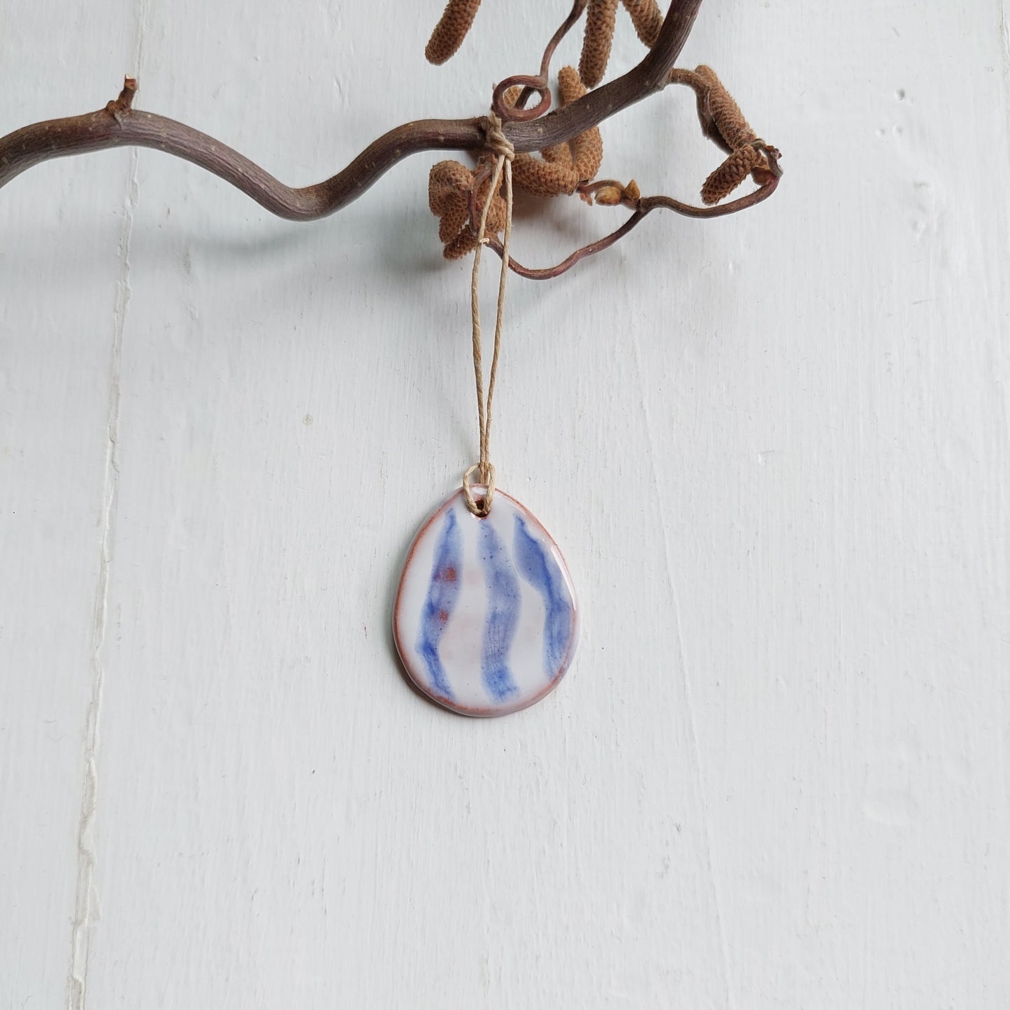 Uova in ceramica bianche e blu